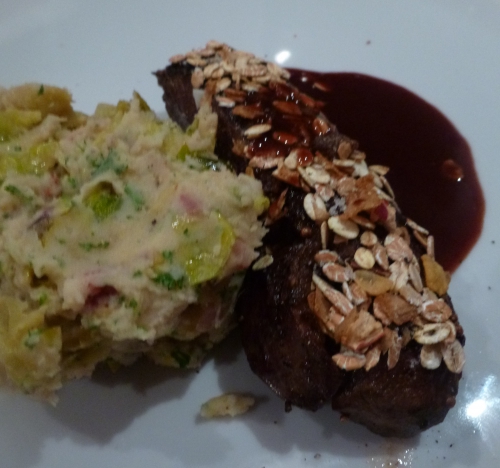 chevreuil,choux de bruxelles,oignon,oignon rouge,ail,thym,laurier,marsala,porto,vin rouge,bouillon de volaille,fond de gibier,confiture d'airelles,muscade,confiture d'abricots,vinaigre balsamique,lard fûmé,crème,persil,coriandre,baies de genièvre,muesli,échalotes,pain d'épices,vinaigre de framboise