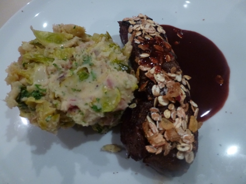 chevreuil,choux de bruxelles,oignon,oignon rouge,ail,thym,laurier,marsala,porto,vin rouge,bouillon de volaille,fond de gibier,confiture d'airelles,muscade,confiture d'abricots,vinaigre balsamique,lard fûmé,crème,persil,coriandre,baies de genièvre,muesli,échalotes,pain d'épices,vinaigre de framboise