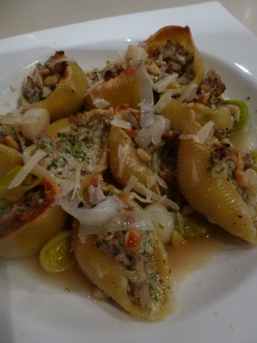 conchiglione,veau,lard fumé,oignon,ail,fond de veau,vin blanc sec,persil,ricotta,pignons de pin,huile d'olive