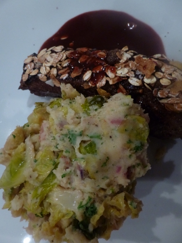 chevreuil,choux de bruxelles,oignon,oignon rouge,ail,thym,laurier,marsala,porto,vin rouge,bouillon de volaille,fond de gibier,confiture d'airelles,muscade,confiture d'abricots,vinaigre balsamique,lard fûmé,crème,persil,coriandre,baies de genièvre,muesli,échalotes,pain d'épices,vinaigre de framboise