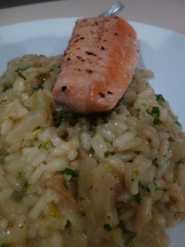 riz a risotto,fenouil,gingembre,saumon,jeunes oignons,echalotte,vin blanc,noilly prat,bouillon de volaille,bouillon de crustacés,épices lime and pepper,épices seafood and fish,parmesan,crème de coco,citron,persil