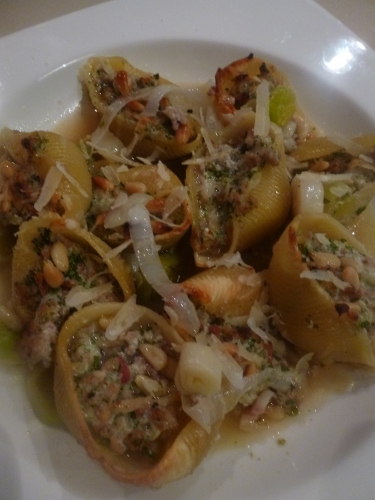 conchiglione,veau,lard fumé,oignon,ail,fond de veau,vin blanc sec,persil,ricotta,pignons de pin,huile d'olive