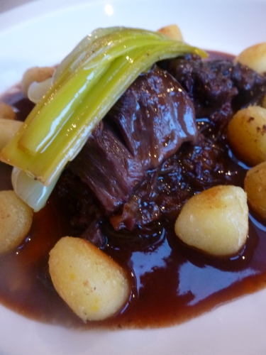 joues de boeuf,huile de tournesol,champignons de paris,carottes,poireau,céleri,echalote,ail,porto,vin rouge,concentré de tomates,jus de veau,thym,laurier,baies de genièvre,clous de girofle,persil,gnocchi,vinaigre de xères,oignons,lard fûmé,fond blanc de veau,vinaigre de vin vieux