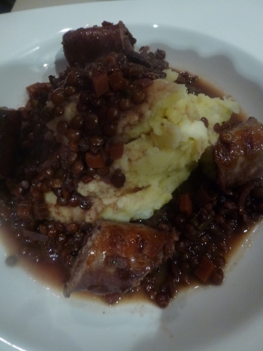 oignons,ail,carottes,céleri,lentilles,saucisse de porc,vin rouge,bouillon de boeuf,vinaigre de xères