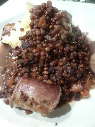 oignons,ail,carottes,céleri,lentilles,saucisse de porc,vin rouge,bouillon de boeuf,vinaigre de xères