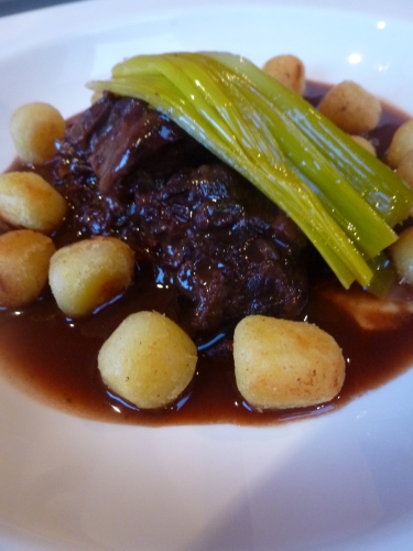 joues de boeuf,huile de tournesol,champignons de paris,carottes,poireau,céleri,echalote,ail,porto,vin rouge,concentré de tomates,jus de veau,thym,laurier,baies de genièvre,clous de girofle,persil,gnocchi,vinaigre de xères,oignons,lard fûmé,fond blanc de veau,vinaigre de vin vieux