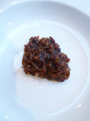 joues de boeuf,huile de tournesol,champignons de paris,carottes,poireau,céleri,echalote,ail,porto,vin rouge,concentré de tomates,jus de veau,thym,laurier,baies de genièvre,clous de girofle,persil,gnocchi,vinaigre de xères,oignons,lard fûmé,fond blanc de veau,vinaigre de vin vieux