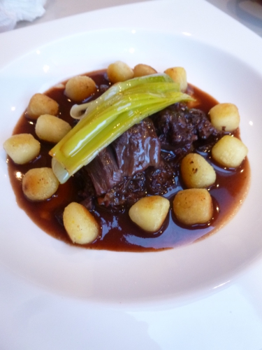 joues de boeuf,huile de tournesol,champignons de paris,carottes,poireau,céleri,echalote,ail,porto,vin rouge,concentré de tomates,jus de veau,thym,laurier,baies de genièvre,clous de girofle,persil,gnocchi,vinaigre de xères,oignons,lard fûmé,fond blanc de veau,vinaigre de vin vieux