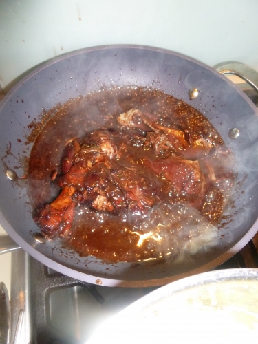 agneau,echalote,oignon,carotte,miel,vinaigre de xères,ail,thym,romarin,laurier,vin rouge,fond de veau,pommes de terre,parmesan,lait,vinaigre de vin rouge,echalotes longues