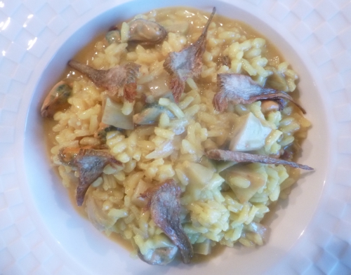 artichauts,citron,safran,fumet de poisson,bouillon de volaille,oignon,carottes,poireau,céleri,tomate,echalote,riz à risotto,vin blanc,huile d'olive,vinaigre de vin rouge,parmesan,moules