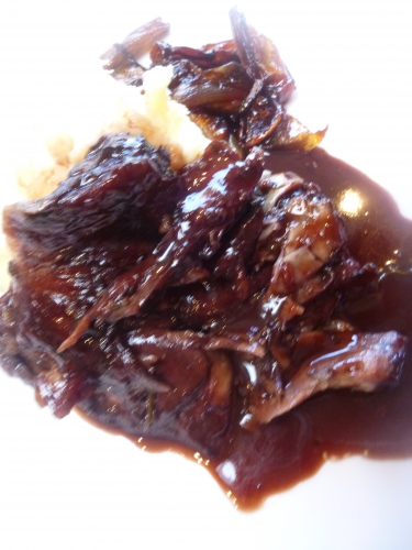 agneau,echalote,oignon,carotte,miel,vinaigre de xères,ail,thym,romarin,laurier,vin rouge,fond de veau,pommes de terre,parmesan,lait,vinaigre de vin rouge,echalotes longues