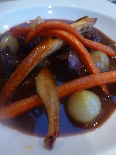 chevreuil,lard fûmé,vin rouge,oignons,carottes,poireaux,céleri,ail,girofle,baies de genièvre,bouquet garni,saindoux,poires,panais,marc de bourgogne,fond de veau,vinaigre de vin rouge,quatres epices,champignons,chocolat