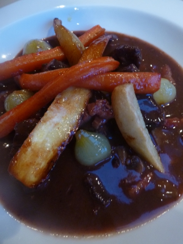 chevreuil,lard fûmé,vin rouge,oignons,carottes,poireaux,céleri,ail,girofle,baies de genièvre,bouquet garni,saindoux,poires,panais,marc de bourgogne,fond de veau,vinaigre de vin rouge,quatres epices,champignons,chocolat