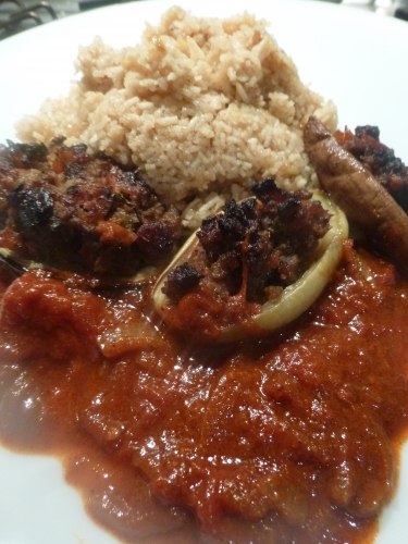 Ail, Gingembre, Piments, Curcuma, Concentré de Tomates, Huile d'Arachide, Coriandre, Girofle, Grains de Coriandre, Fenugrec, Graines de Fenouil, Aubergines, Oignon, Agneau, Haché d'Agneau, Tomates, Menthe, Raisins Secs de Corinthe, Sucre, 4 épices, Citron, Thym, Sauce Soja, Cannelle, Vinaigre de Vin Rouge, Basmati, Bouillon de Volaille, Echalote, Laurier, Cardamome Verte, 5 épices, Beurre