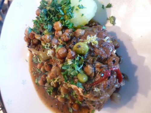 jarret de veau,pois chiches,piment d'espelette,sésame noir,graines de coriandre,huile de sésame,coriandre,piquillos,edemame,ail,fond de veau,citron,citron vert,huile de pépins de raisin,vin blanc