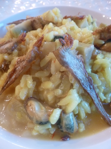artichauts,citron,safran,fumet de poisson,bouillon de volaille,oignon,carottes,poireau,céleri,tomate,echalote,riz à risotto,vin blanc,huile d'olive,vinaigre de vin rouge,parmesan,moules