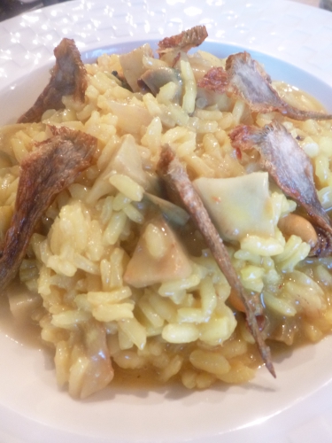 artichauts,citron,safran,fumet de poisson,bouillon de volaille,oignon,carottes,poireau,céleri,tomate,echalote,riz à risotto,vin blanc,huile d'olive,vinaigre de vin rouge,parmesan,moules