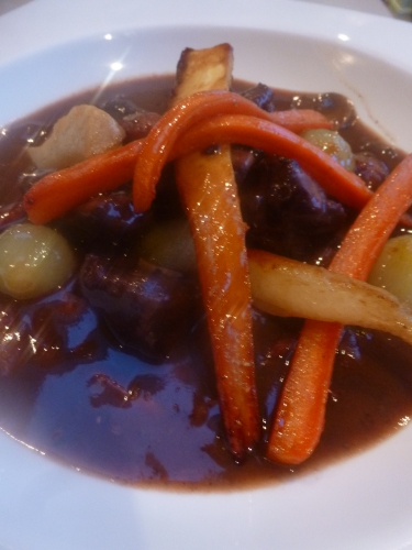 chevreuil,lard fûmé,vin rouge,oignons,carottes,poireaux,céleri,ail,girofle,baies de genièvre,bouquet garni,saindoux,poires,panais,marc de bourgogne,fond de veau,vinaigre de vin rouge,quatres epices,champignons,chocolat