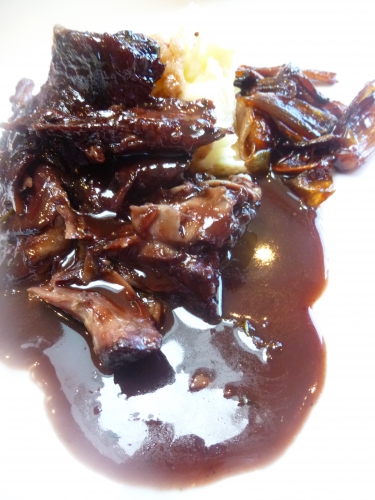 agneau,echalote,oignon,carotte,miel,vinaigre de xères,ail,thym,romarin,laurier,vin rouge,fond de veau,pommes de terre,parmesan,lait,vinaigre de vin rouge,echalotes longues