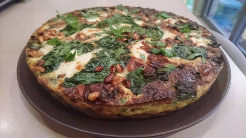 oeufs,pimen d'espelette,ail,oignon,courgette,coriandre en poudre,coriandre,menthe,petits pois,poulet rôti,mozzarelle,pignons de pins,epinards