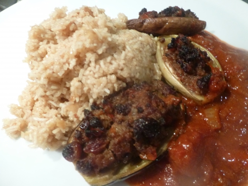 Ail, Gingembre, Piments, Curcuma, Concentré de Tomates, Huile d'Arachide, Coriandre, Girofle, Grains de Coriandre, Fenugrec, Graines de Fenouil, Aubergines, Oignon, Agneau, Haché d'Agneau, Tomates, Menthe, Raisins Secs de Corinthe, Sucre, 4 épices, Citron, Thym, Sauce Soja, Cannelle, Vinaigre de Vin Rouge, Basmati, Bouillon de Volaille, Echalote, Laurier, Cardamome Verte, 5 épices, Beurre