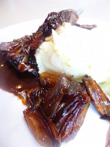 agneau,echalote,oignon,carotte,miel,vinaigre de xères,ail,thym,romarin,laurier,vin rouge,fond de veau,pommes de terre,parmesan,lait,vinaigre de vin rouge,echalotes longues