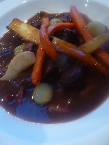 chevreuil,lard fûmé,vin rouge,oignons,carottes,poireaux,céleri,ail,girofle,baies de genièvre,bouquet garni,saindoux,poires,panais,marc de bourgogne,fond de veau,vinaigre de vin rouge,quatres epices,champignons,chocolat