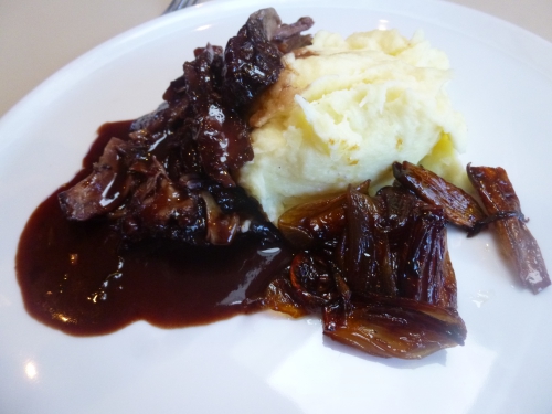 agneau,echalote,oignon,carotte,miel,vinaigre de xères,ail,thym,romarin,laurier,vin rouge,fond de veau,pommes de terre,parmesan,lait,vinaigre de vin rouge,echalotes longues