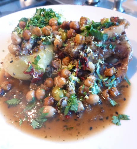 jarret de veau,pois chiches,piment d'espelette,sésame noir,graines de coriandre,huile de sésame,coriandre,piquillos,edemame,ail,fond de veau,citron,citron vert,huile de pépins de raisin,vin blanc