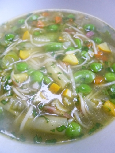 lard fûmé,carotte,céleri blanc,jeunes oignons,poireau,haricots beurre,fèves,petits pois,bouillon de volaille,jus des cosses des petits pois,basilic,parmesan,courgette,ail,asperges vertes,zeste de citron,vermicelle