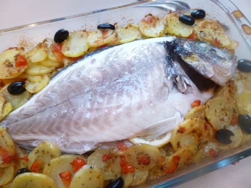 dorade,citron,origan,persil,olives noires,oignons,câpres,pommes de terre,pecorino,huile d'olive,vin blanc,fond de volaille,tomate