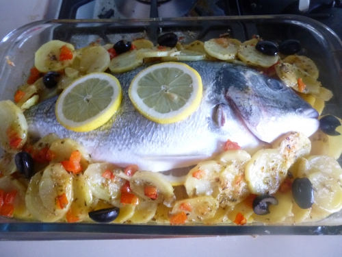 dorade,citron,origan,persil,olives noires,oignons,câpres,pommes de terre,pecorino,huile d'olive,vin blanc,fond de volaille,tomate