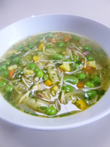 lard fûmé,carotte,céleri blanc,jeunes oignons,poireau,haricots beurre,fèves,petits pois,bouillon de volaille,jus des cosses des petits pois,basilic,parmesan,courgette,ail,asperges vertes,zeste de citron,vermicelle