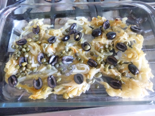 dorade,citron,origan,persil,olives noires,oignons,câpres,pommes de terre,pecorino,huile d'olive,vin blanc,fond de volaille,tomate