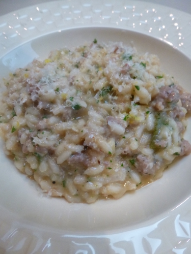 lampascioni,bouillon de légumes,riz a risotto,vin blanc,saucisse italienne au poivre,parmesan,beurre,ail,persil,sauge,piment,paprike,jus de citron vert