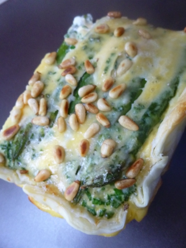 pâte feuilletée,asperges vertes,oeufs,crème,ciboulette,fromage de chèvre,parmesan,pignons de pin