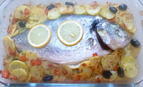 dorade,citron,origan,persil,olives noires,oignons,câpres,pommes de terre,pecorino,huile d'olive,vin blanc,fond de volaille,tomate