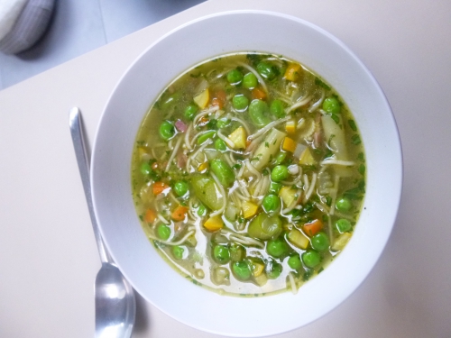 lard fûmé,carotte,céleri blanc,jeunes oignons,poireau,haricots beurre,fèves,petits pois,bouillon de volaille,jus des cosses des petits pois,basilic,parmesan,courgette,ail,asperges vertes,zeste de citron,vermicelle