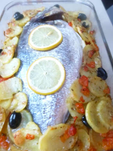 dorade,citron,origan,persil,olives noires,oignons,câpres,pommes de terre,pecorino,huile d'olive,vin blanc,fond de volaille,tomate