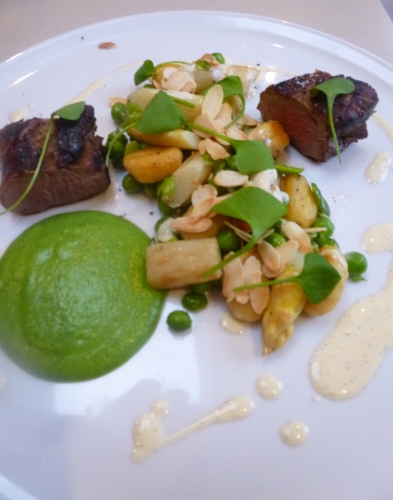 filet mignon de porc mangalica,beurre clarifié,asperges blanches,vanille,crème,citron vert,fèves,petits pois,bouillon de volaille,epinards,amandes,gnocchi