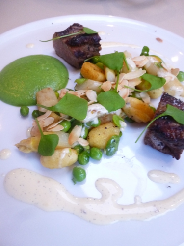 filet mignon de porc mangalica,beurre clarifié,asperges blanches,vanille,crème,citron vert,fèves,petits pois,bouillon de volaille,epinards,amandes,gnocchi