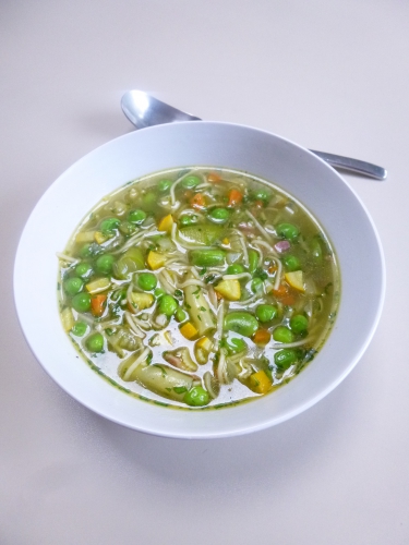 lard fûmé,carotte,céleri blanc,jeunes oignons,poireau,haricots beurre,fèves,petits pois,bouillon de volaille,jus des cosses des petits pois,basilic,parmesan,courgette,ail,asperges vertes,zeste de citron,vermicelle