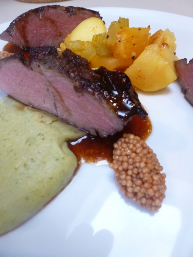 céleri rave,basilic thaï,bouillon de volaille,ananas,piment d'espelette,graines de moutarde,vinaigre de sushi,pomme,poire,céleri vert,jus d'orange,ail,presa,crème d'olives noires,crème d'olives vertes,citron,sucre de canne,miel,vinaigre balsamique blanc,sauce soja,thym,romarin,crème épaisse,xanthane