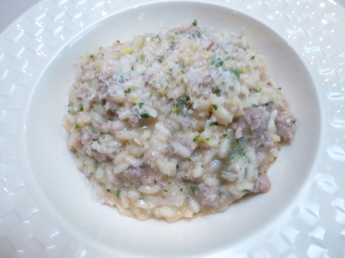 lampascioni,bouillon de légumes,riz a risotto,vin blanc,saucisse italienne au poivre,parmesan,beurre,ail,persil,sauge,piment,paprike,jus de citron vert