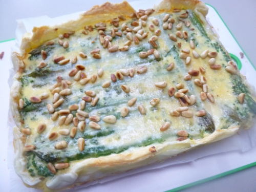 pâte feuilletée,asperges vertes,oeufs,crème,ciboulette,fromage de chèvre,parmesan,pignons de pin