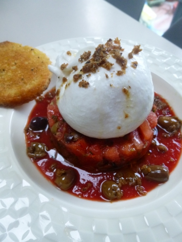 burrata,tomate coeur de boeuf,coulis de tomates,basilic,huile d'olive,poudre de maquereau fumé,taggiasche,ail,piment d'espelette