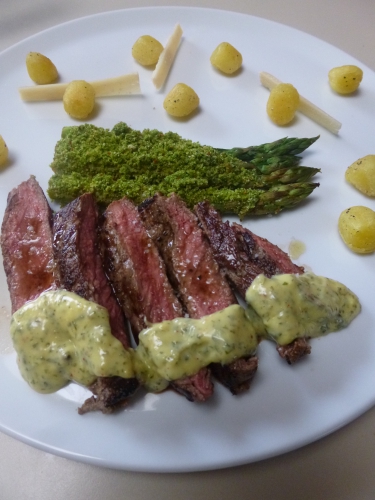 beurre,oeuf,citron,basilic thaï,huile de basilic,ail,chapelure,poudre de noisettes,piment d'espelette,asperges vertes,vinaigre balsamique,huile d'olives,parmesan,gnocchi,contrefilet limousin