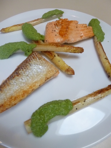 asperges blanches,saumon,huile d'olive,cresson,persil plat,cornichons,câpres,ail,echalote,oeuf,vinaigre de vin rouge,citron,moutarde,laurier