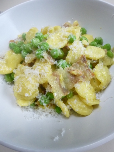 guanciale,orechiette,petits pois,parmesan,safran,crème,echalote,amandes,origan