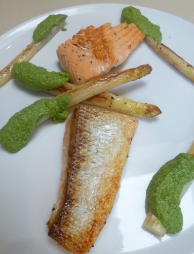 asperges blanches,saumon,huile d'olive,cresson,persil plat,cornichons,câpres,ail,echalote,oeuf,vinaigre de vin rouge,citron,moutarde,laurier